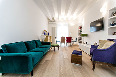 parquet rovere travi a vista appatemneto Milano elegante interiors colori antico rivisitato e moderno