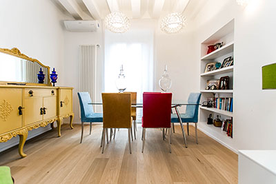 parquet rovere travi a vista appatemneto Milano elegante interiors colori antico rivisitato e moderno